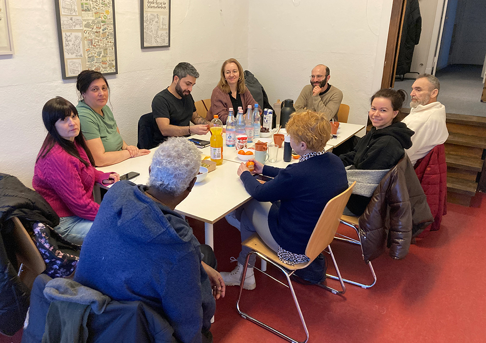 Foto mit Teilnehmenden beim Sprachcafé im QM Büro