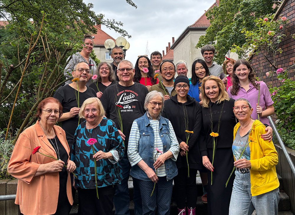 Gruppenfoto von Quartiersrat und Aktionsfondsjury während des Sommerfestes 2025