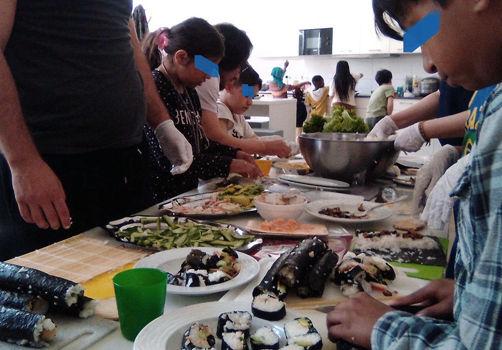 Foto Sushi Workshop im Nachbarschaftsraum Scharnweber 75. Kinder bereiten Sushirollen vor