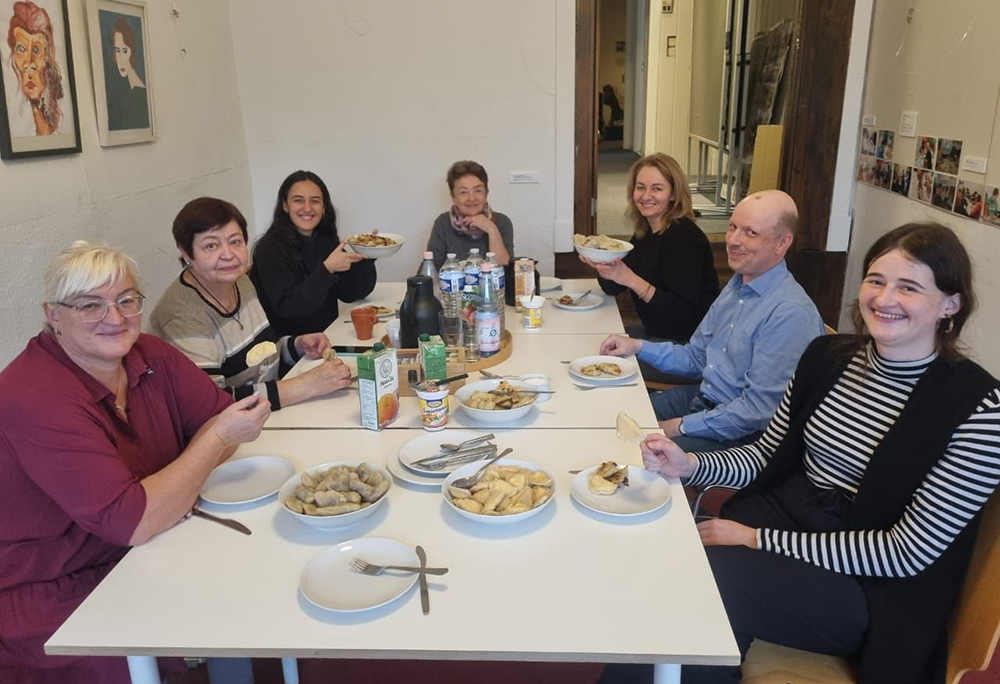 Foto mit Teilnehmenden beim Warenyky-Essen