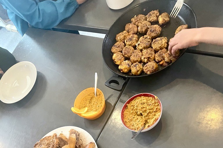 Eine Pfanne mit Bratlingen aus geretteten Lebensmitteln
